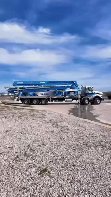 This machine doesn’t ask for attention… it takes it.
💥 Would you operate this?
#concretepumping #BuiltToPerform #constructioncanada #ConcretePumps #concretepumps
